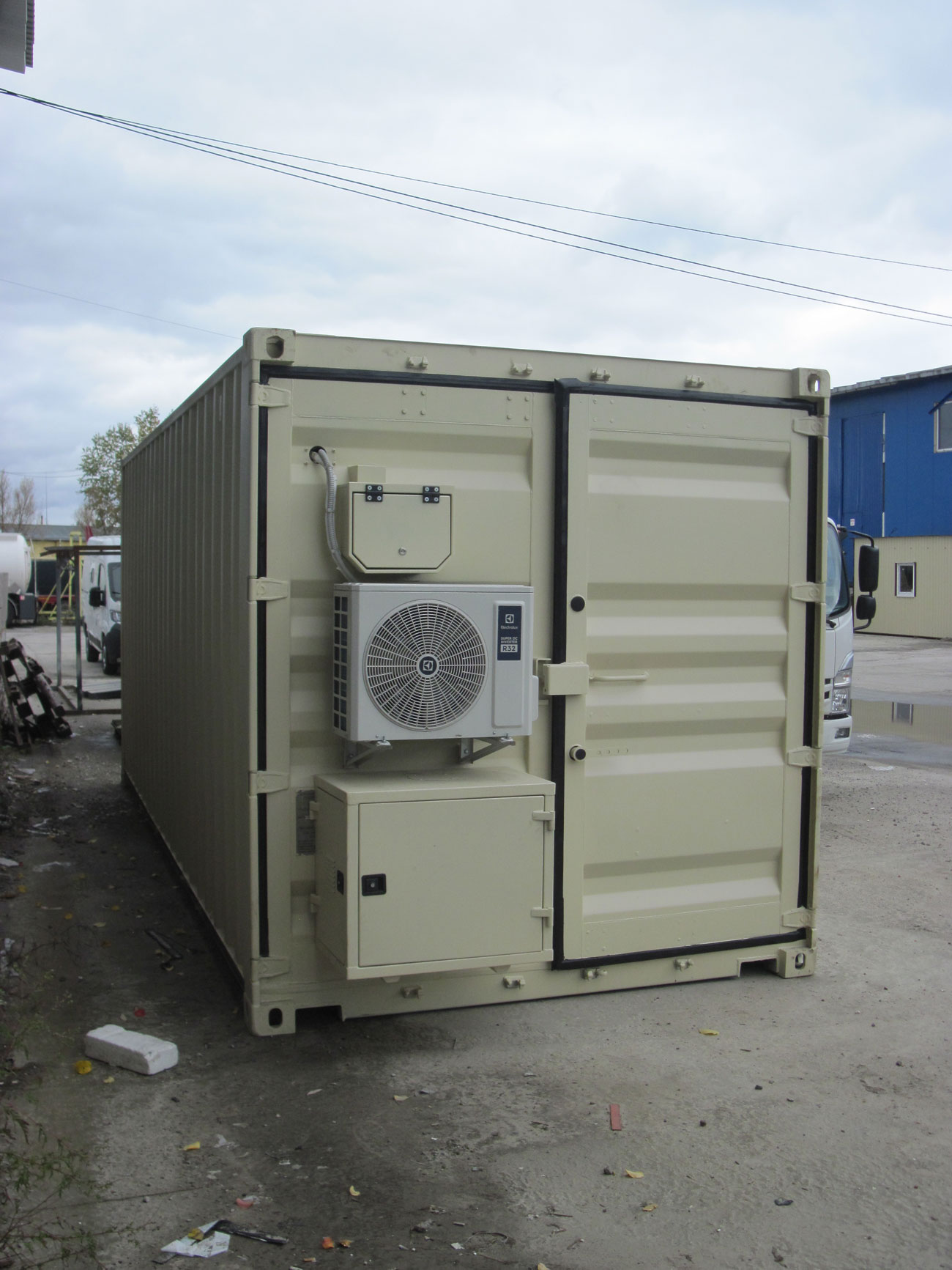 Mobile modular protective shelter (bunker) installed in an open area, bomb shelter, air-raid shelter, shelter, emergency shelter, cover, hiding place, boom, armored modular shelter, modular protected structure.