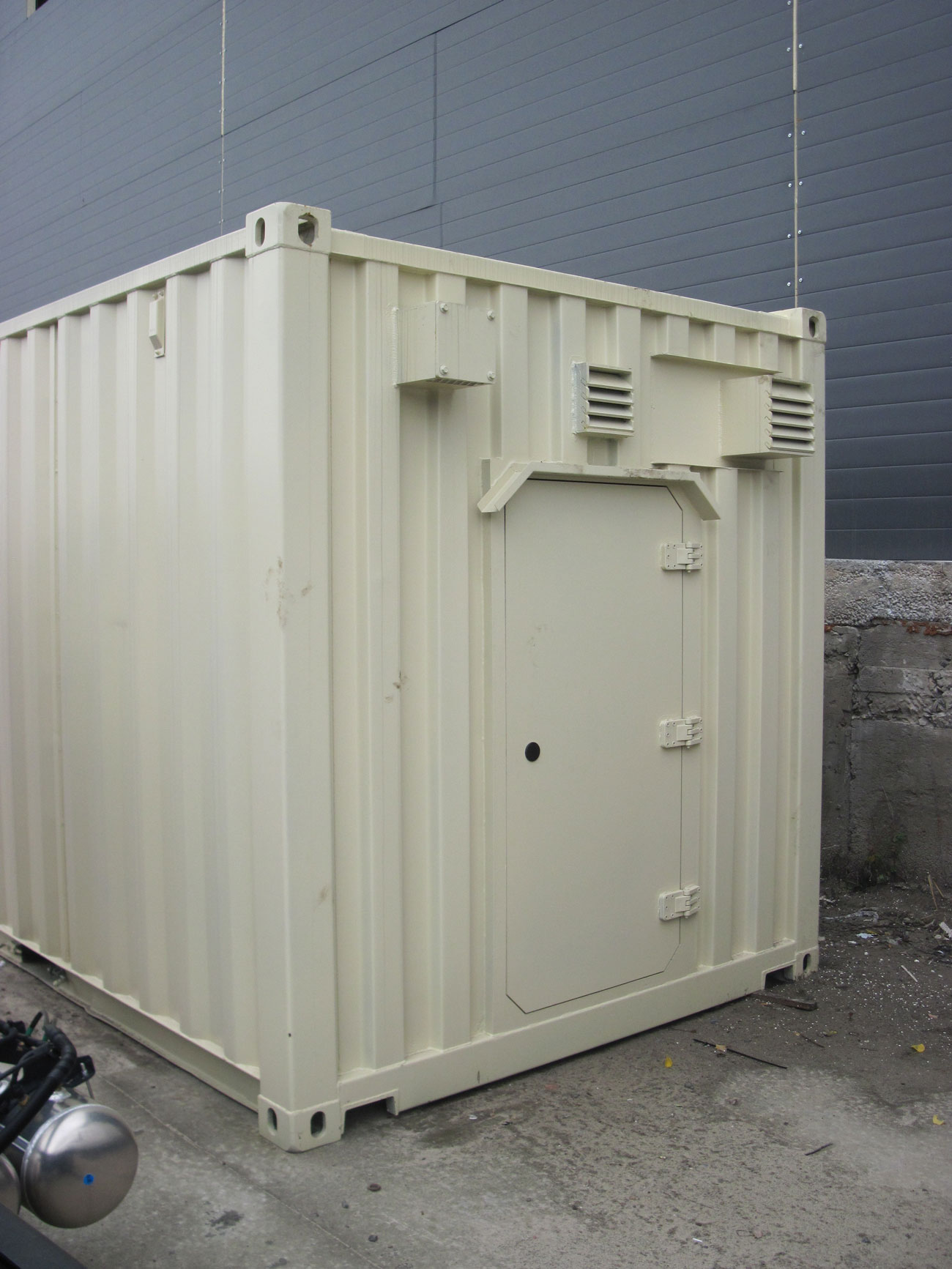 Civil defense protective structure, front view with markings and entrance door, bomb shelter, air-raid shelter, shelter, emergency shelter, cover, hiding place, boom, armored modular shelter, modular protected structure.