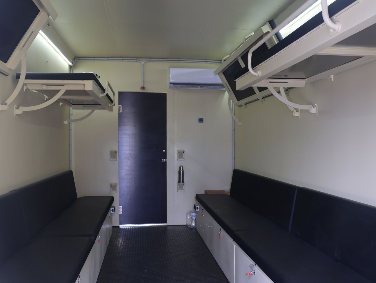 Mobile shelter connected to an external power source, bomb shelter, air-raid shelter, shelter, emergency shelter, cover, hiding place, boom, armored modular shelter, modular protected structure.